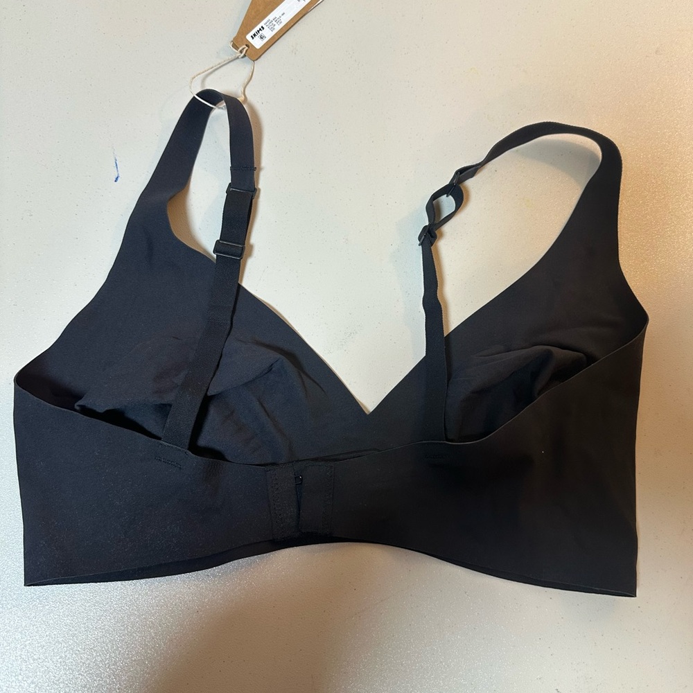 SKIMS Midnight Black Seamless Bra - Picture 4 of 6